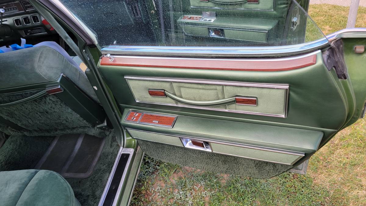 Lincoln-continental-town-car-1974-green-19