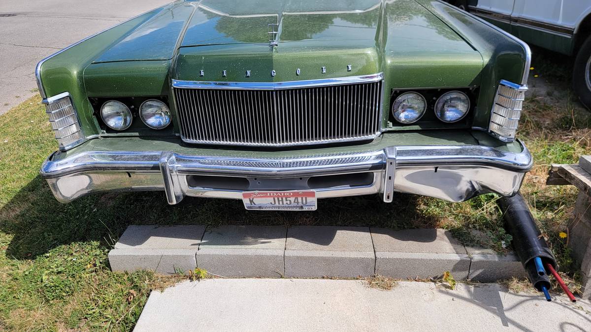 Lincoln-continental-town-car-1974-green-20