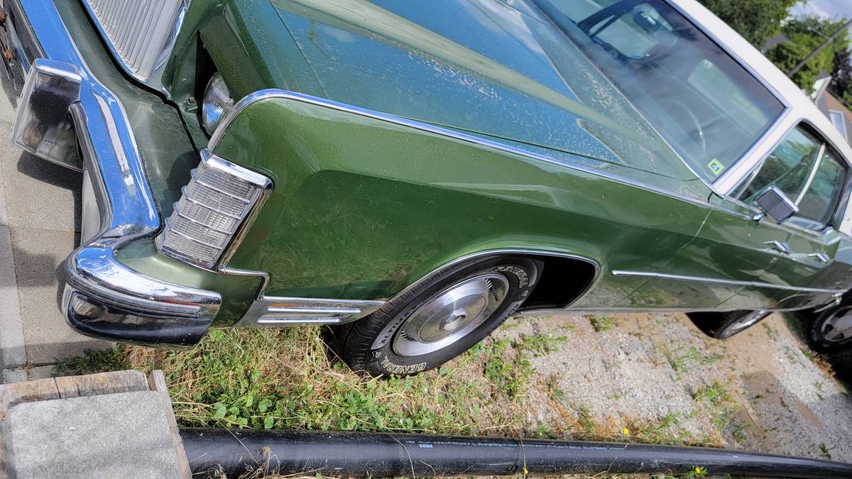 Lincoln-continental-town-car-1974-green-21