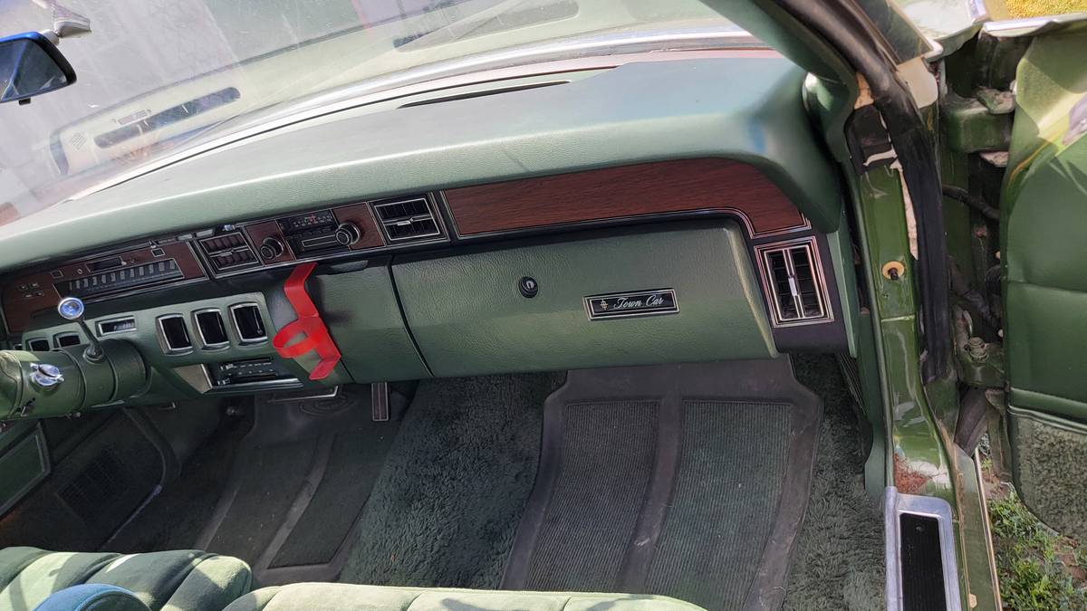 Lincoln-continental-town-car-1974-green-22