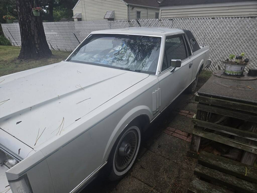 Lincoln-mark-vi-1982-white