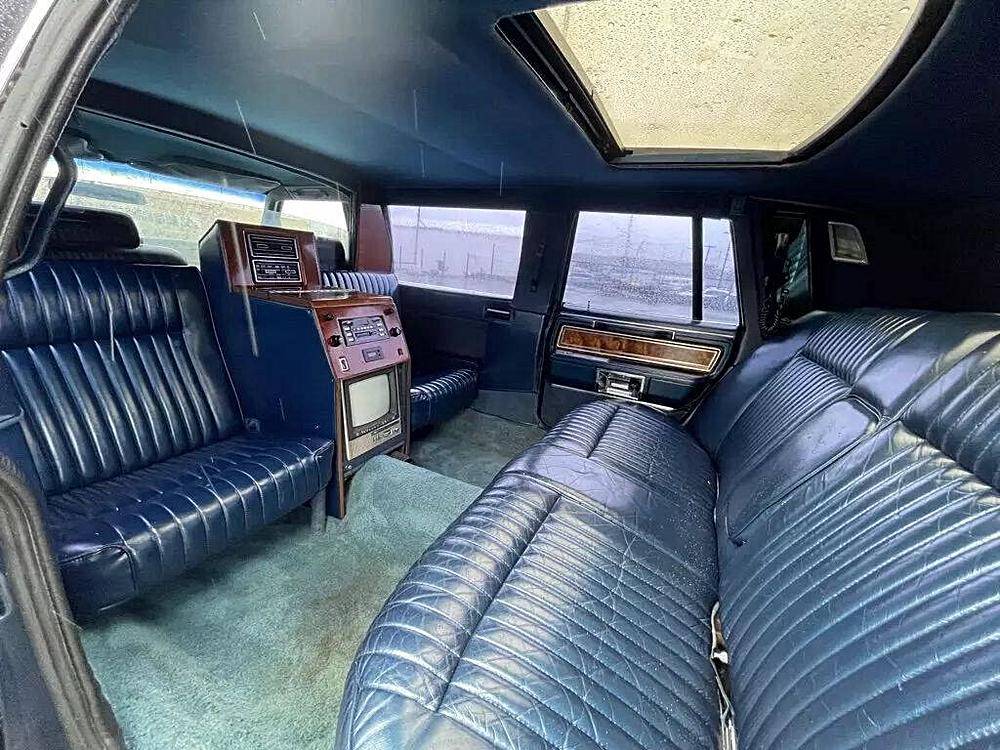 Lincoln-town-car-1982-black-10