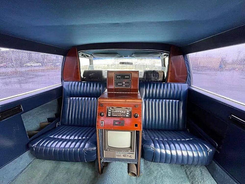 Lincoln-town-car-1982-black-12