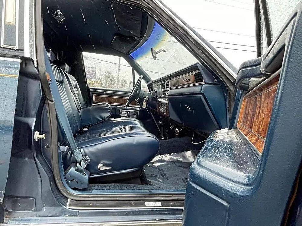 Lincoln-town-car-1982-black-13