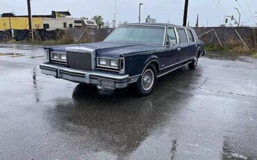 Lincoln-town-car-1982-black