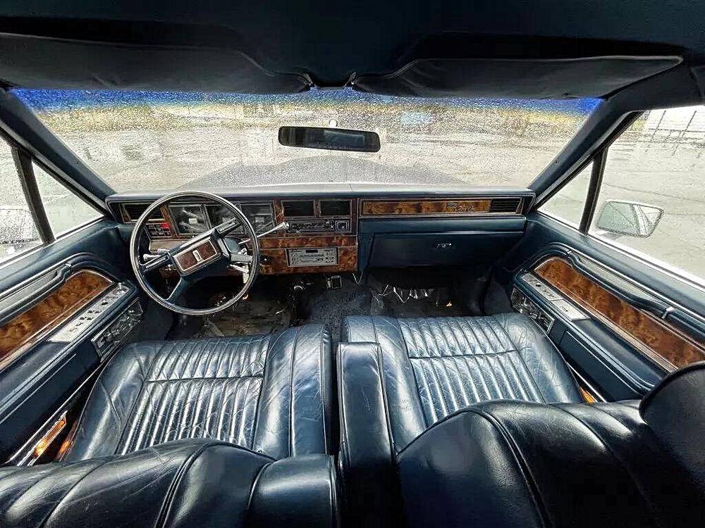 Lincoln-town-car-1982-black-4