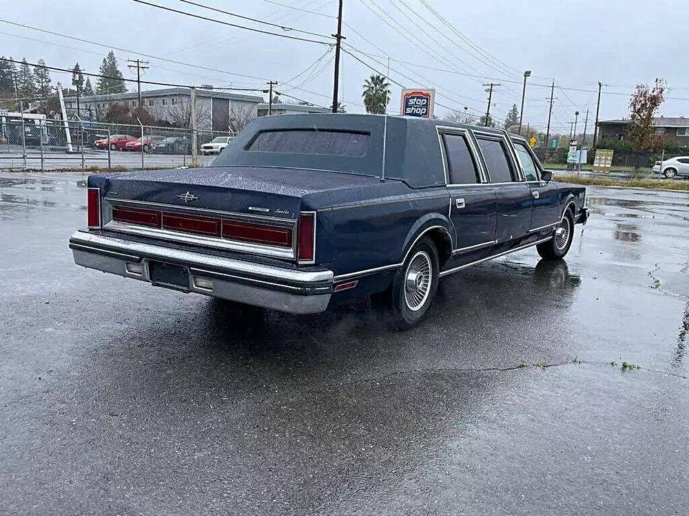 Lincoln-town-car-1982-black-5