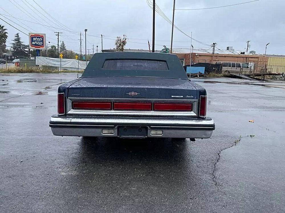 Lincoln-town-car-1982-black-6