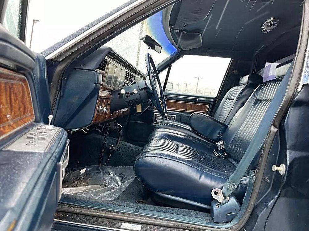 Lincoln-town-car-1982-black-8