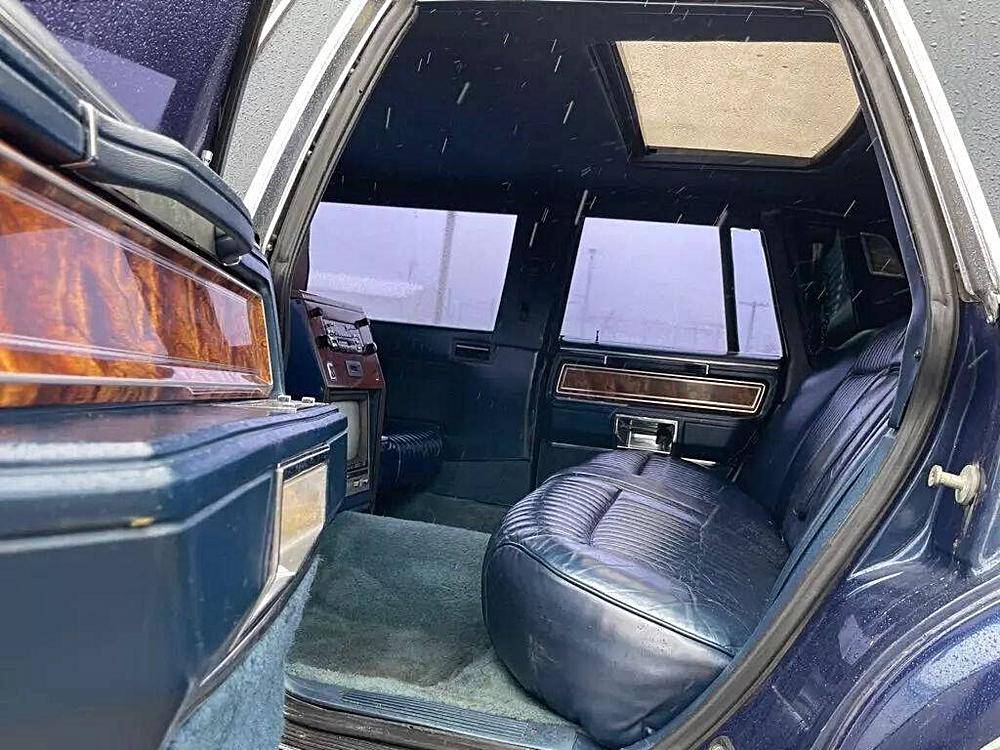 Lincoln-town-car-1982-black-9