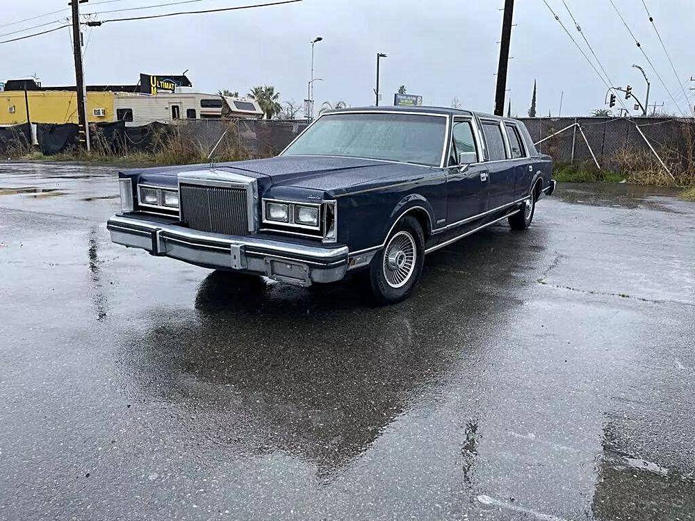 Lincoln-town-car-1982-black