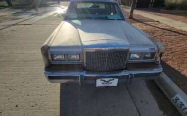 Lincoln-town-car-1986-brown