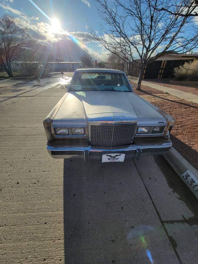 Lincoln-town-car-1986-brown