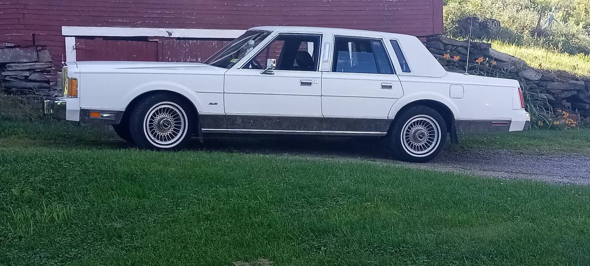 Lincoln-town-car-1989-white-1