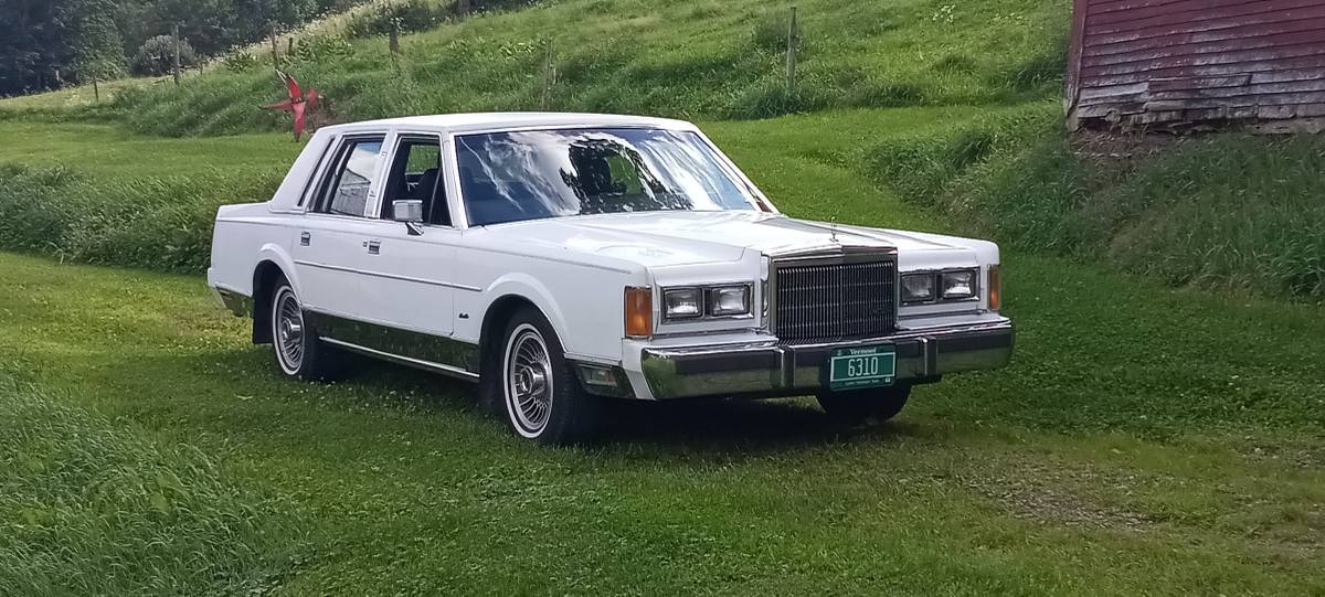 Lincoln-town-car-1989-white