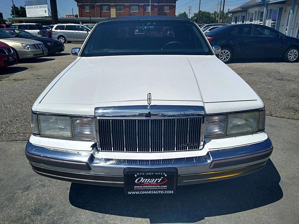 Lincoln-town-car-1990-white-1