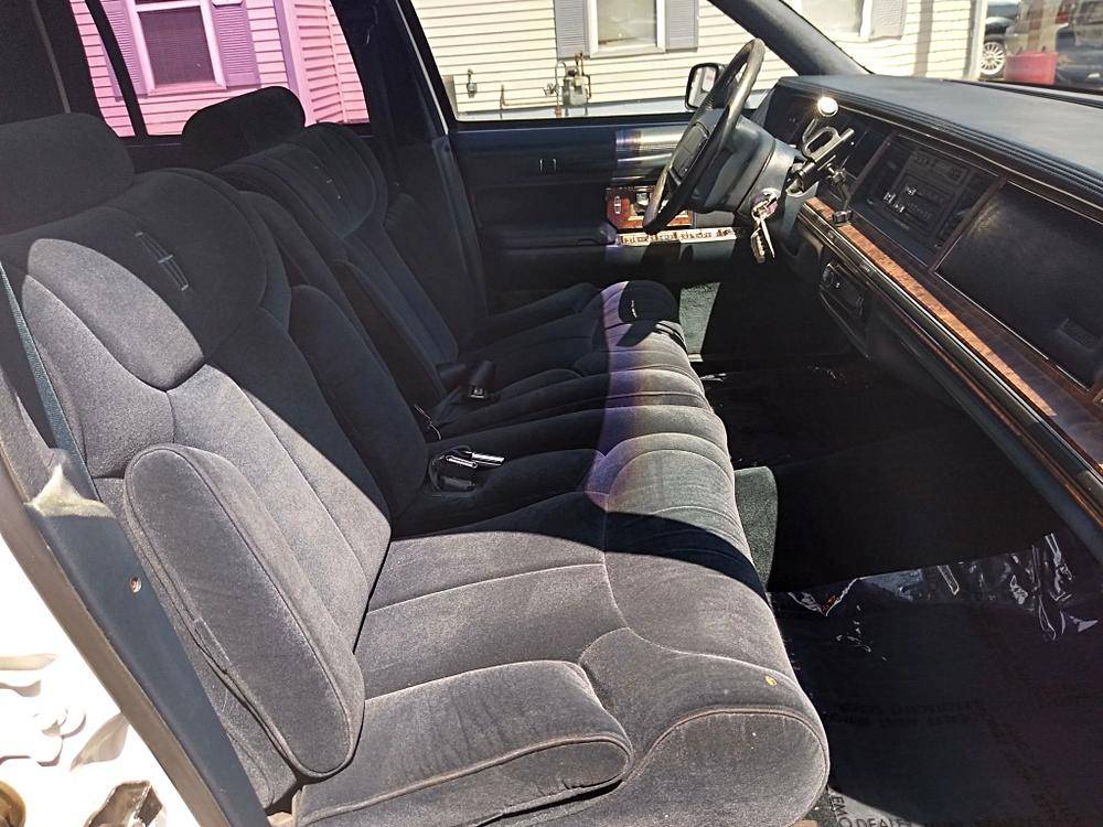 Lincoln-town-car-1990-white-10