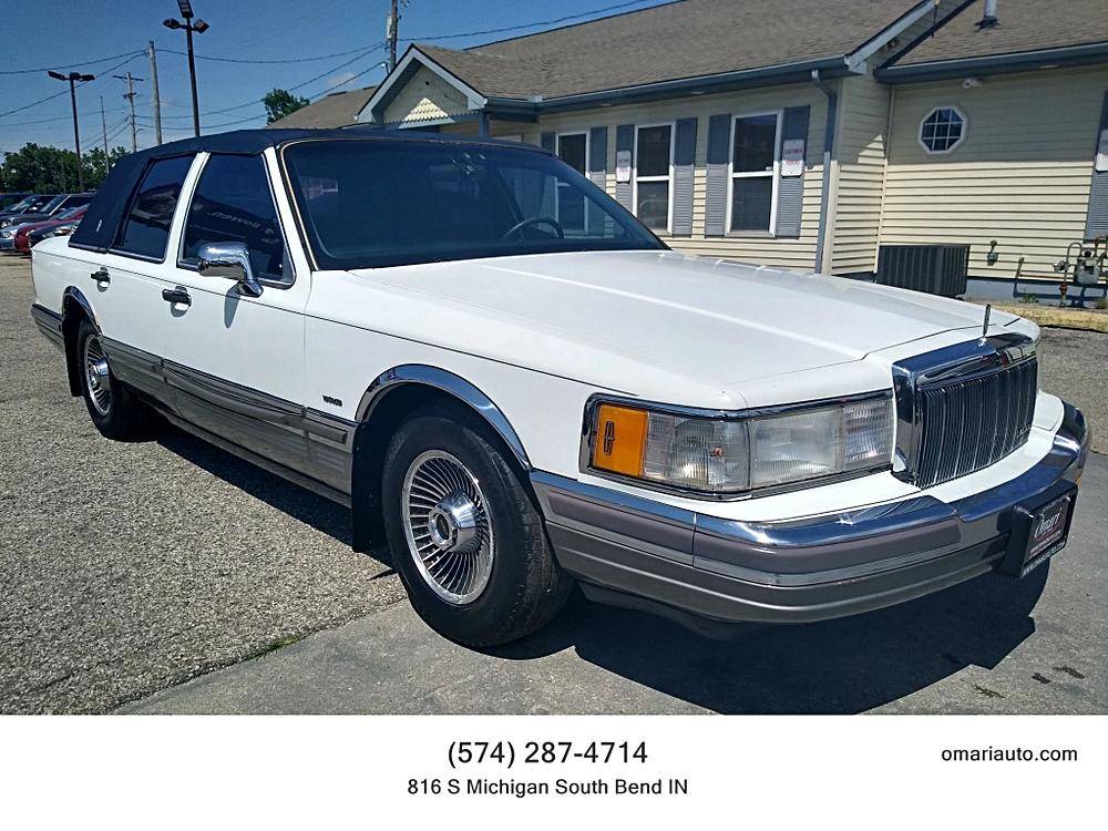 Lincoln-town-car-1990-white-11
