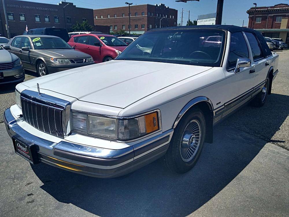 Lincoln-town-car-1990-white-13
