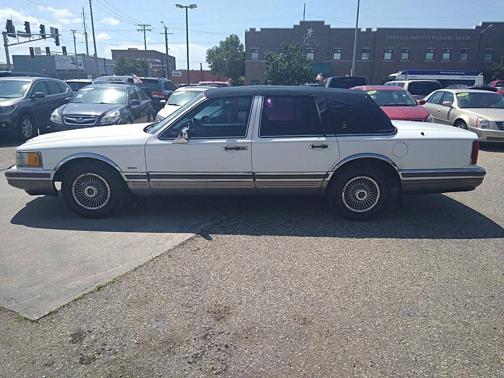 Lincoln-town-car-1990-white-14