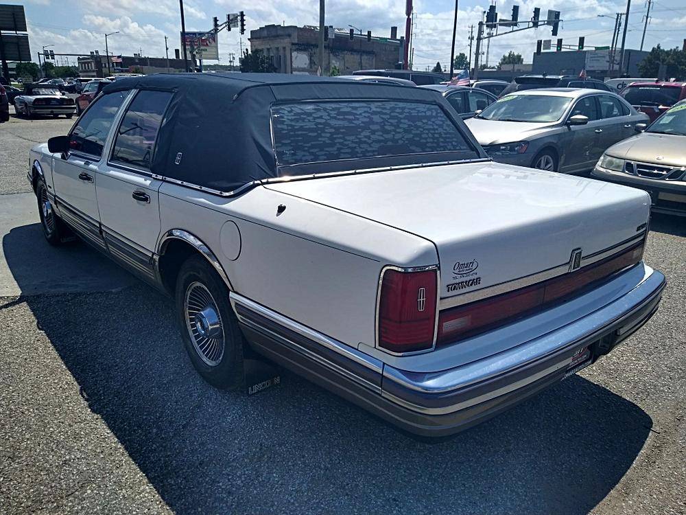 Lincoln-town-car-1990-white-15
