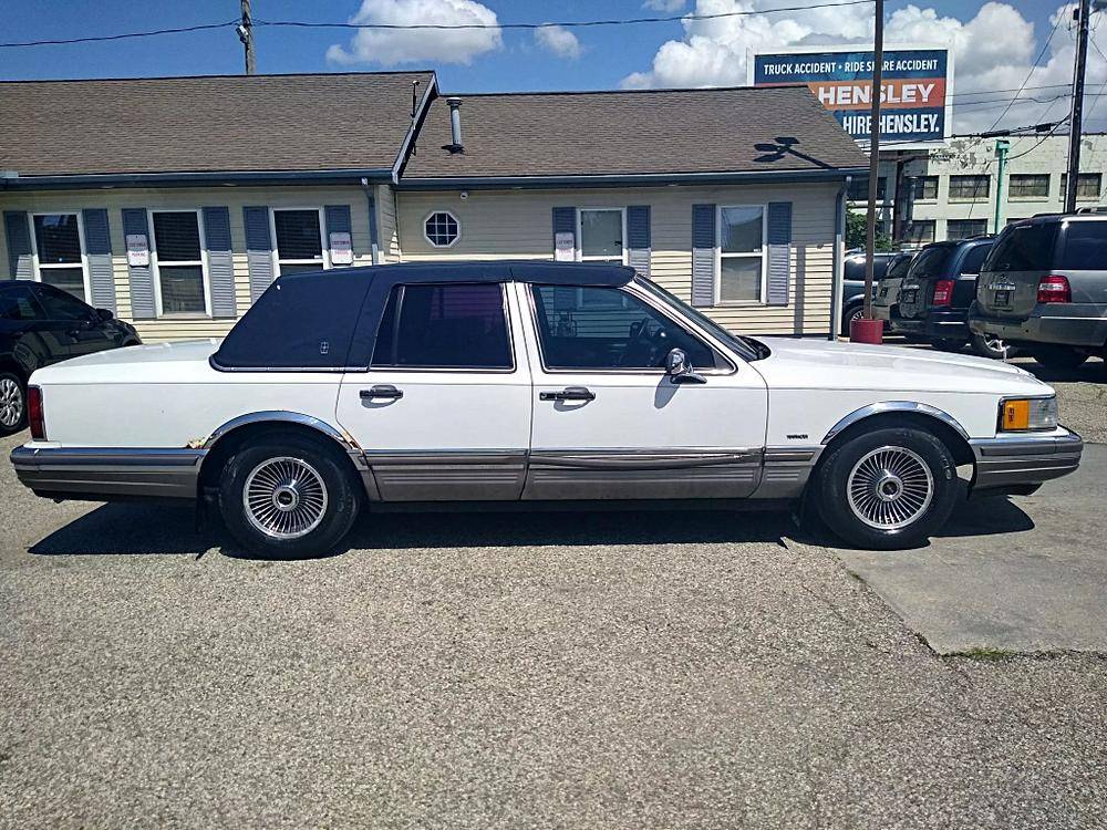 Lincoln-town-car-1990-white-16
