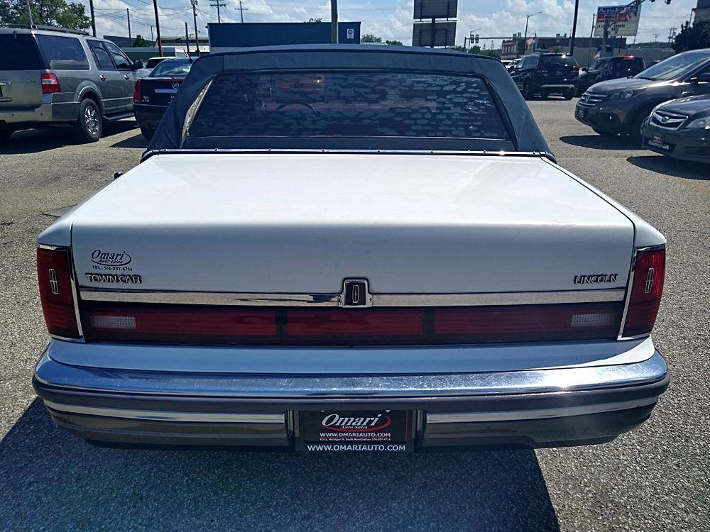 Lincoln-town-car-1990-white-2