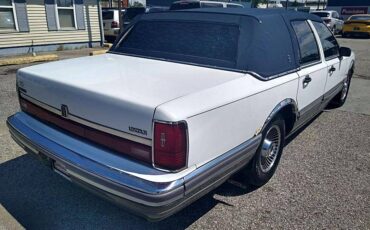 Lincoln-town-car-1990-white