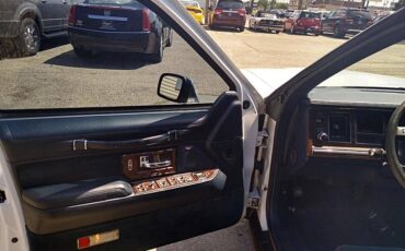 Lincoln-town-car-1990-white-4
