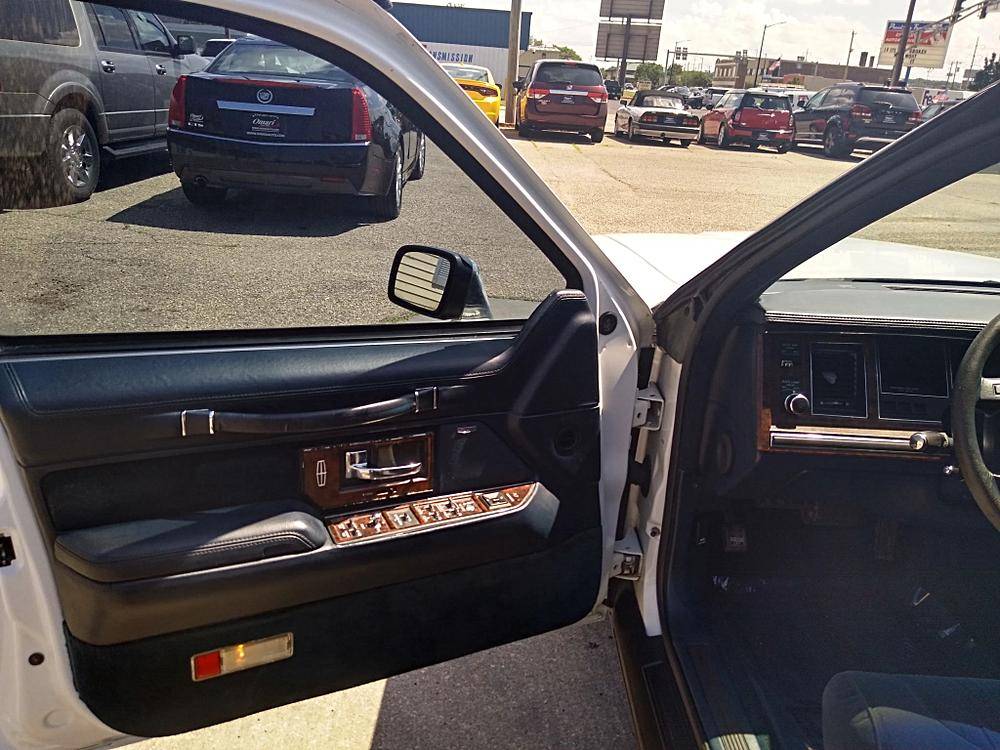 Lincoln-town-car-1990-white-4
