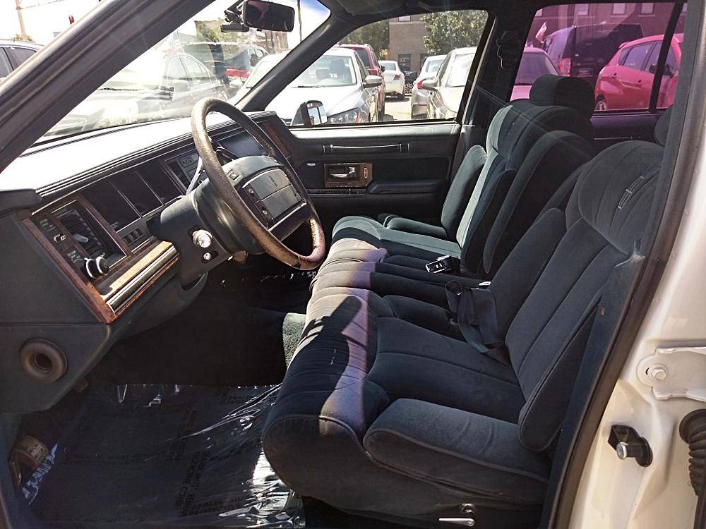 Lincoln-town-car-1990-white-5