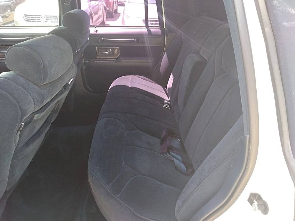 Lincoln-town-car-1990-white-6