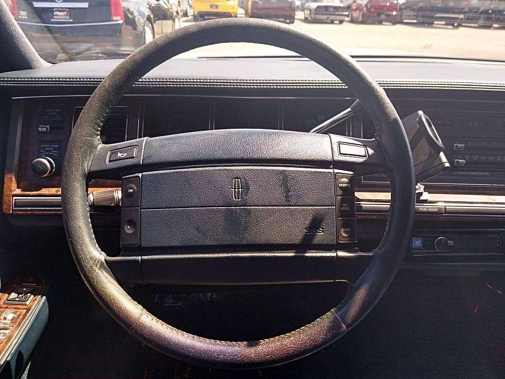 Lincoln-town-car-1990-white-7