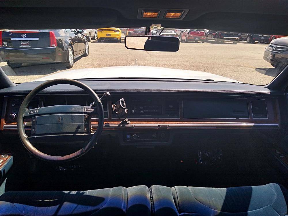 Lincoln-town-car-1990-white-8