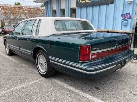 Lincoln-town-car-1992-green-12