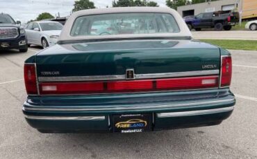 Lincoln-town-car-1992-green-17