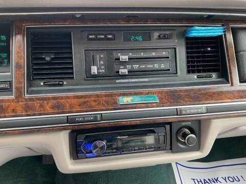 Lincoln-town-car-1992-green-2