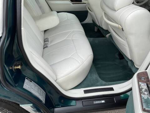 Lincoln-town-car-1992-green-20
