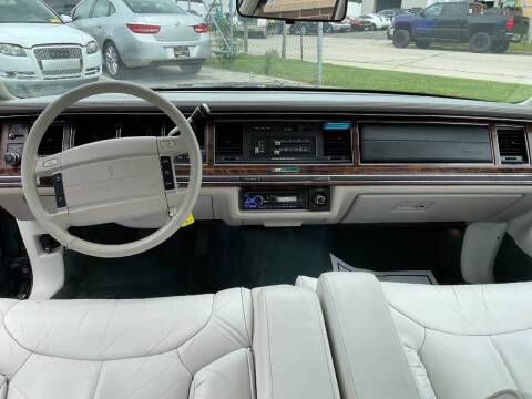 Lincoln-town-car-1992-green-22