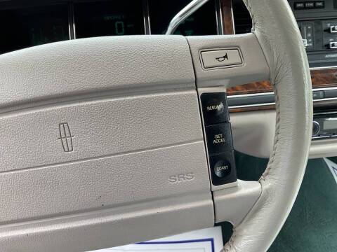 Lincoln-town-car-1992-green-3