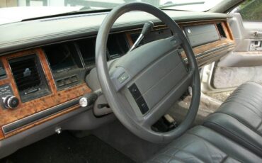 Lincoln-town-car-1993-10