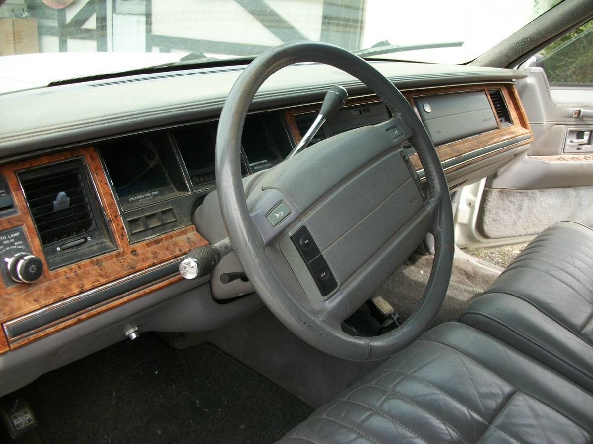Lincoln-town-car-1993-10
