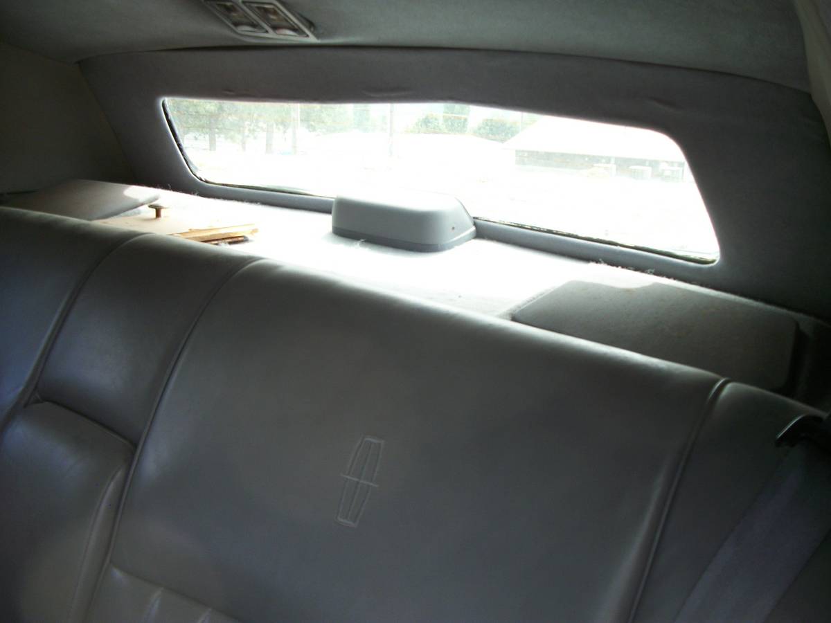 Lincoln-town-car-1993-11