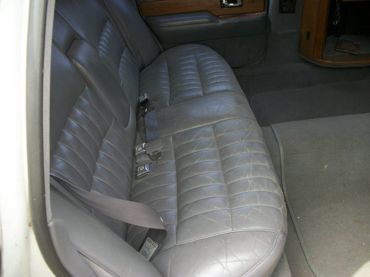 Lincoln-town-car-1993-13
