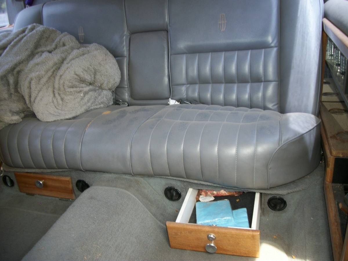 Lincoln-town-car-1993-15