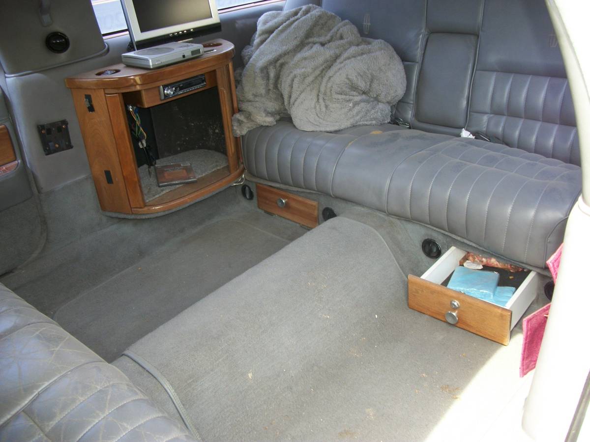 Lincoln-town-car-1993-16