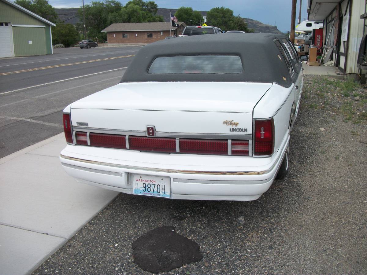 Lincoln-town-car-1993-3