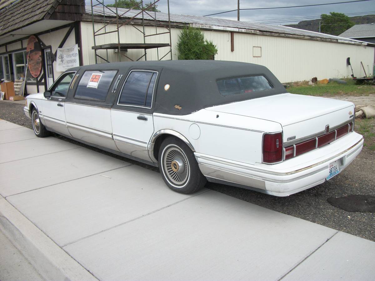 Lincoln-town-car-1993-5