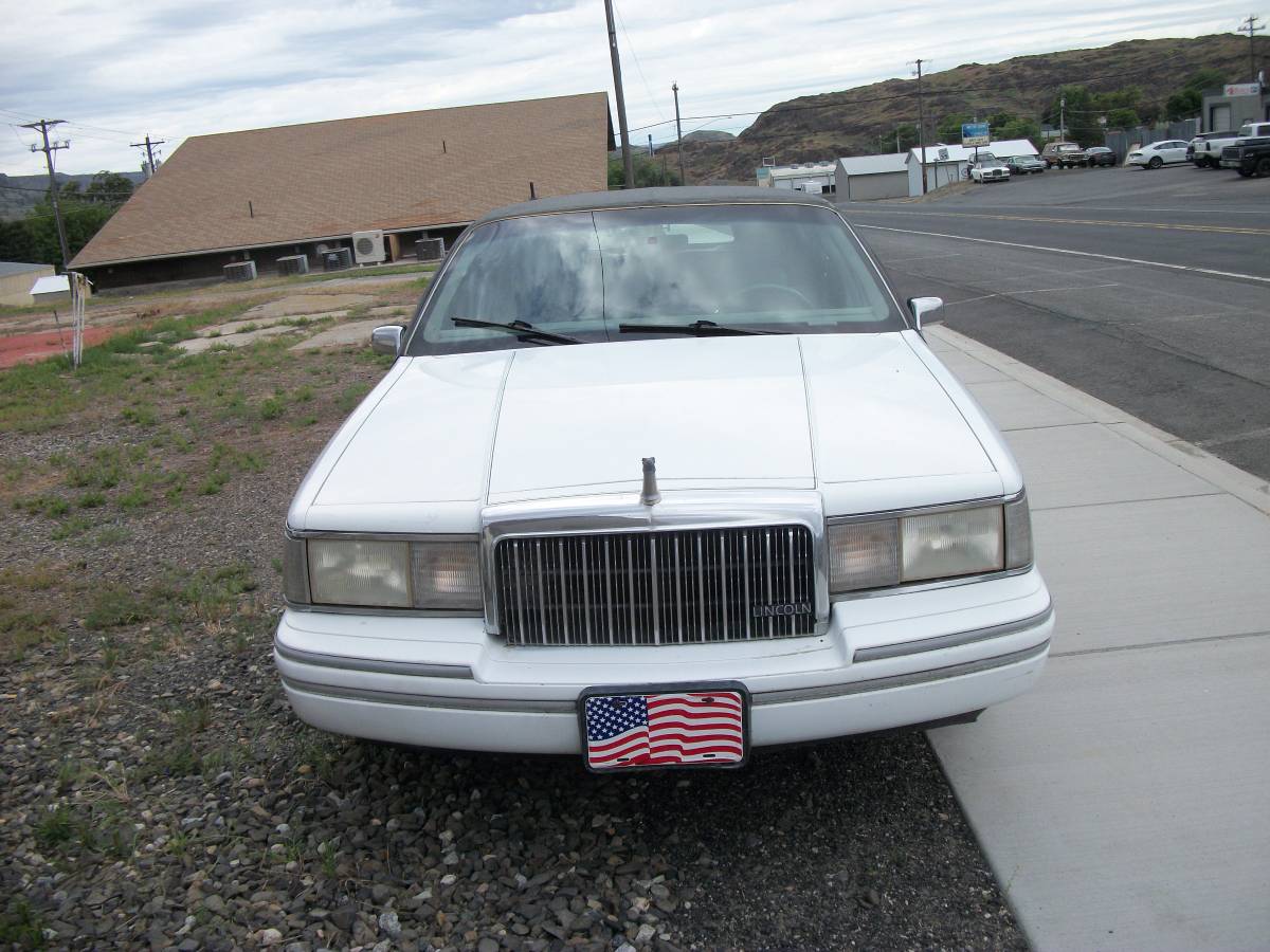 Lincoln-town-car-1993-6