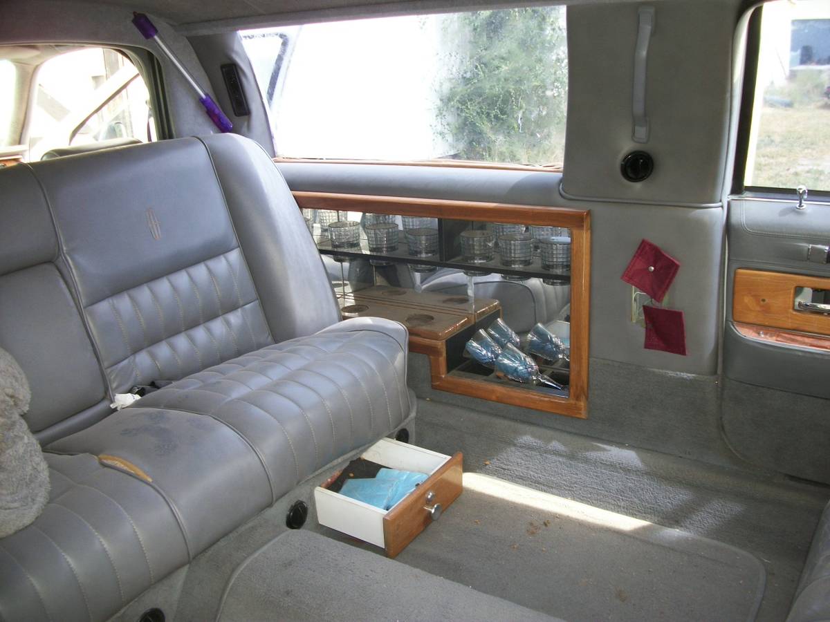 Lincoln-town-car-1993-8
